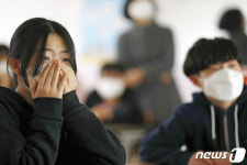얼굴도 자주 못봤는데… 코로나 졸업식 교사·학생 눈물 왈칵