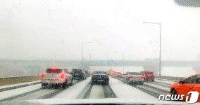 갑작스런 폭설에 갇힌 차량들…강변북로 거북이걸음