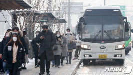 임시 증편 버스에서 내리는 시민들