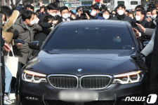 정인이 양부 탑승 차량에 항의하는 시민들