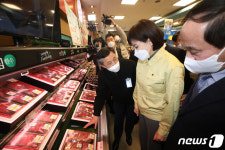 설 명절 앞두고 농축산물 선물세트 살펴보는 전현희 위원장