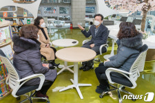 신축리모델링 신길4동 마을도서관 찾은 채현일 영등포구청장