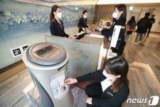 KT, AI호텔 메리어트에 심는다