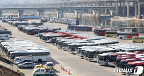 주차장에 멈춰선 관광버스