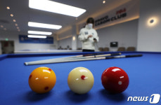 42일 만에 불 밝힌 당구장
