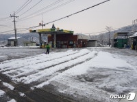 제천 일부 얌체 주유소 폭설에 쌓인 눈 차도로 치워 눈살