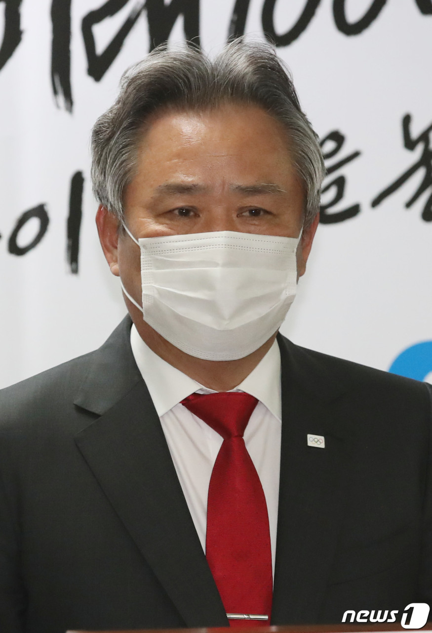 이기흥 대한체육회장, 직무 정지 조치 결정…비위 혐의 수사 진행 중