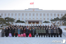 (주)금영인쇄출판 | 북한 김정은, 출판·인쇄 부문 근로자들과 기념사진 촬영