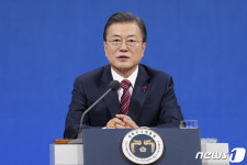 [코로나 1년]마스크·신천지·백신…문대통령 K방역 1년 전쟁