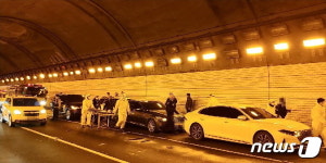 부산 장산1터널서 4중 추돌…2명 부상