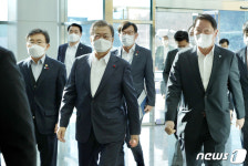 문 대통령, 백신 생산 현장 방문