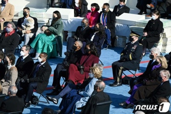 바이든 취임연설 듣는 오바마, 클린턴, 부시 부부