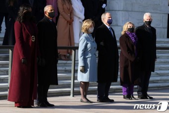 헌화식 참석한 오바마, 부시, 클린턴 전 대통령 부부