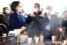 남대문시장 방문한 이낙연과 박영선·우상호