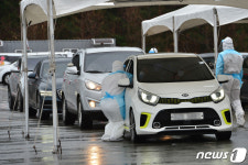 차량 밀려드는 한마음체육관 승차진료소