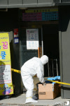 광주 TCS국제학교에 방역복 전달하는 광산구보건소 관계자