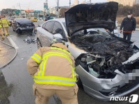부산 기장경찰서 앞서 3중 추돌사고 후 차량 불…운전자 1명 부상(종합)