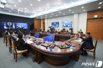 우즈벡 대통령과 화상 정상회담하는 문 대통령