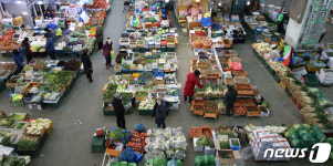 농수산물시장에서 장보는 시민들