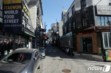작년 코로나19 여파로 서비스업 직격탄, 한산한 이태원거리