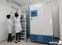 초저온 냉동고 점검하는 관계자들