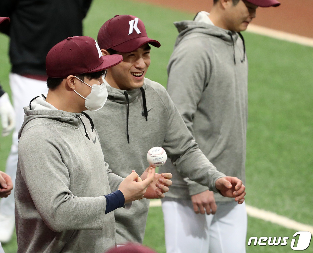 MLB 한국 선수 이정후와 김하성, 매 경기에서 안정된 활약으로 주목 받아

