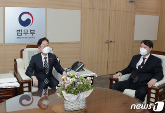 환담하는 박범계 법무부 장관·윤석열 검찰총장