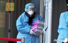 코로나19 검진키트 옮기는 의료진
