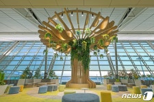 인천공항에 조성된 대형 나무 조형물