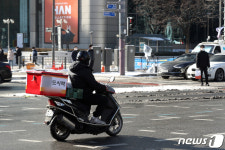 배달 중 마을버스와 충돌…60대 배달기사 숨져