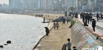 봄 바다 즐기는 관광객들