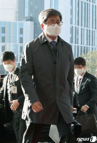 대법원 청사로 들어가는 김명수 대법원장