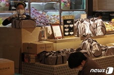 분주한 백화점 설 선물세트 포장