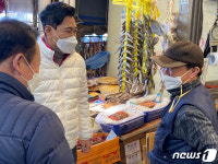 전통시장 상인들과 대화 나누는 오신환