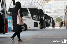 명절에도 거리두기 한산한 고속터미널