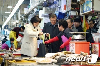 문대통령 부부, 설날 장보기…화재 겪은 소래포구 어시장 방문