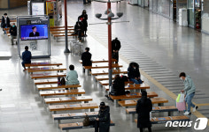 한산한 모습 보이는 울산역 대합실