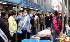 김영록 전남도지사, 순천 역전시장 찾아 방역상황 점검