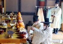 마스크 쓰고 차례지내는 석담 이윤우 종갓집