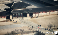 연휴에도 한산한 경복궁