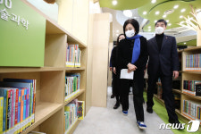 둔촌도서관 시설 살펴보는 박영선