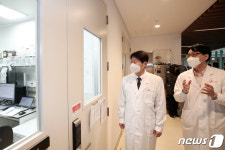 백신 연구 시설 설명듣는 김강립 식약처장