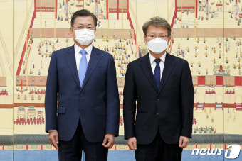 기념촬영하는 문재인 대통령과 권칠승 중기부장관