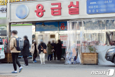 광주 한 병원 의료진 2명 확진…이동하는 환자들