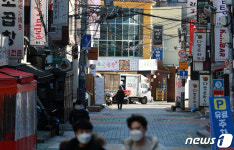 거리두기 조치 완화됐지만...한산한 신촌 먹자골목