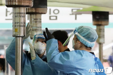 언 손 녹이는 의료진