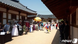 김해가야테마파크‧한옥체험관서 “특별한 백년가약 맺으세요”