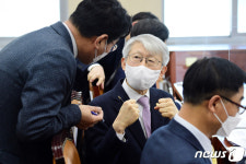 관계자와 대화 나누는 최기영 장관