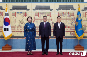주한 몽골 대사와 기념촬영하는 문 대통령
