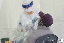 설 연휴 끝나고 다시 붐비는 임시선별검사소